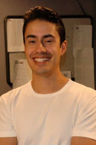 Luis Gives Howard a 'Star Wars' DVD