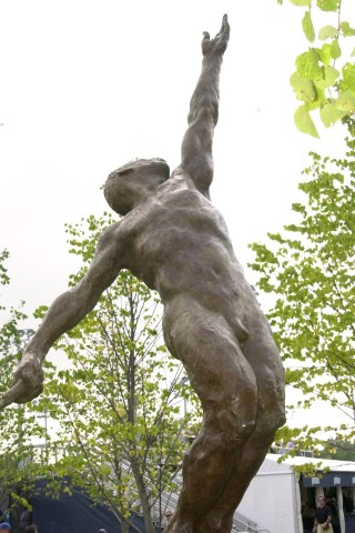 Here's the Statue Robin Confessed Her Love For