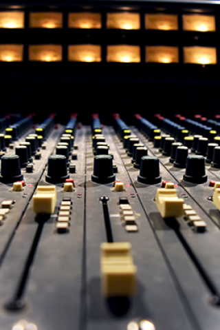 Howard Works Through a Studio Malfunction