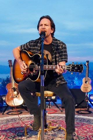 VIDEO: Eddie Vedder Performs With Street Buskers