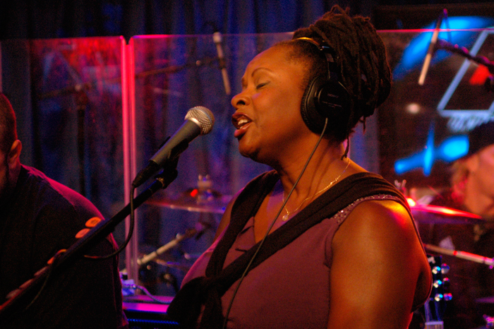 Robin Quivers singing on the Stern Show in 2006