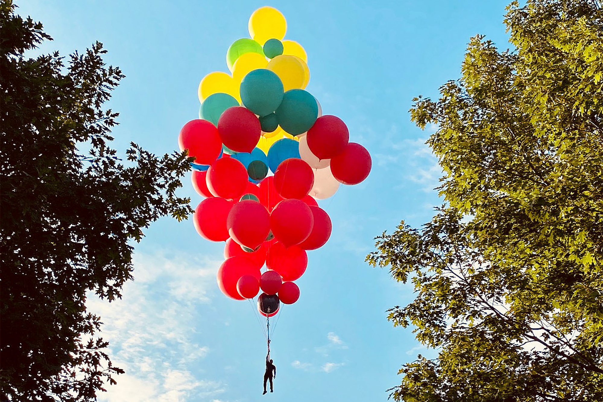 Описание воздушных шаров. Дэвид Блейн на воздушных шарах. Воздушный шарик. Летающие воздушные шары. Полет на шариках.