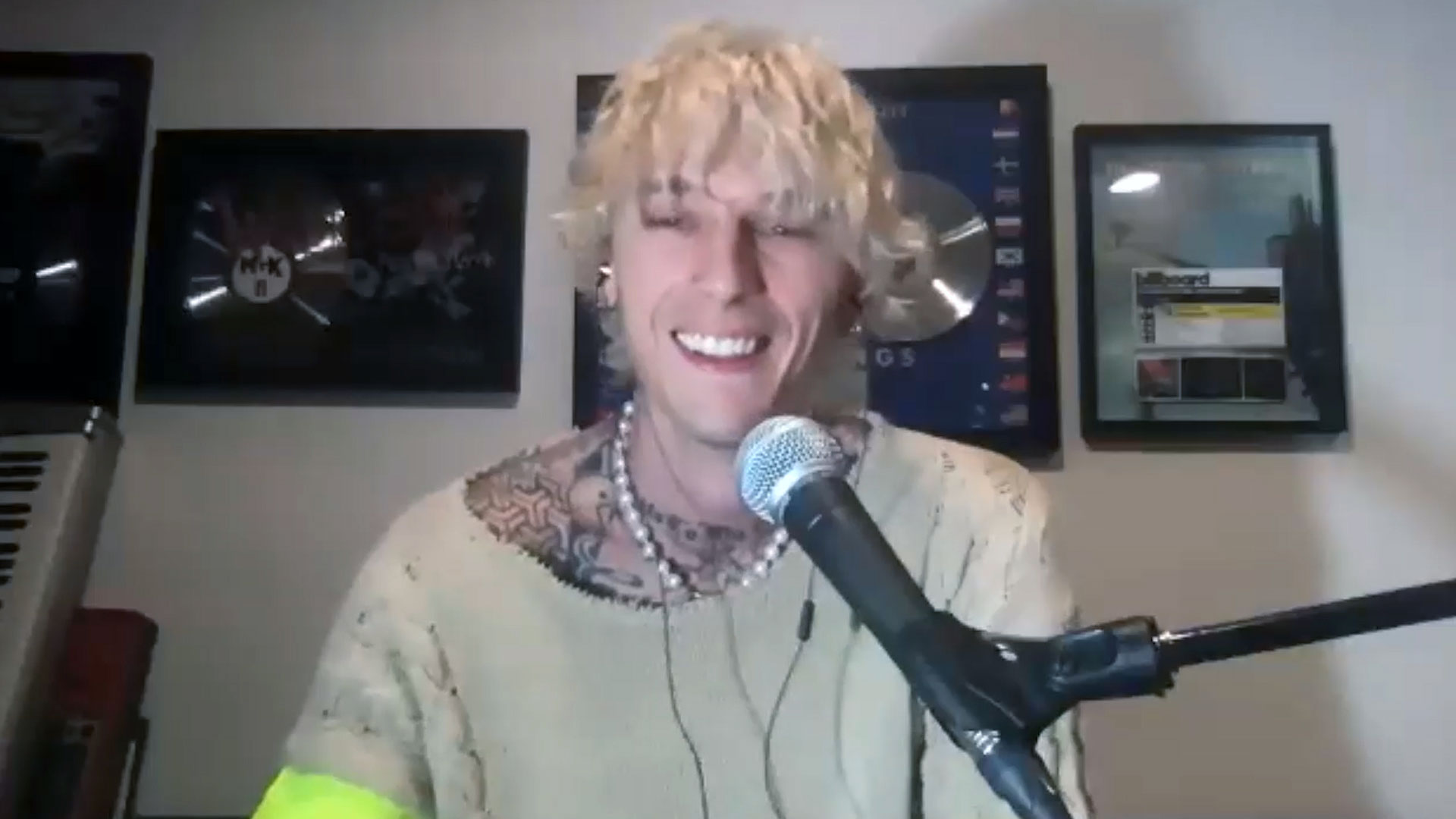 Machine Gun Kelly Talks Hitting Home Runs on Acid, Drinking Whiskey With His Dad, and Why Pete Davidson Would Make a Great Best Man Howard Stern pic