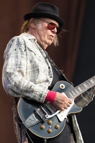 Neil Young Rocks Out in ‘Break the Chain’