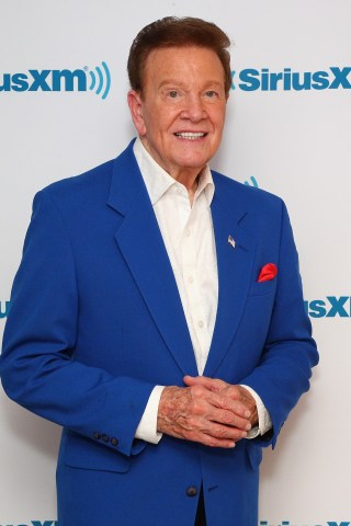 Host Wink Martindale Helps Give Out Howard’s Stuff